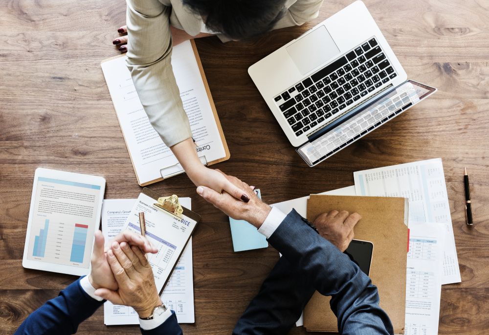 Equipo de Acción Pyme asesorando a un cliente